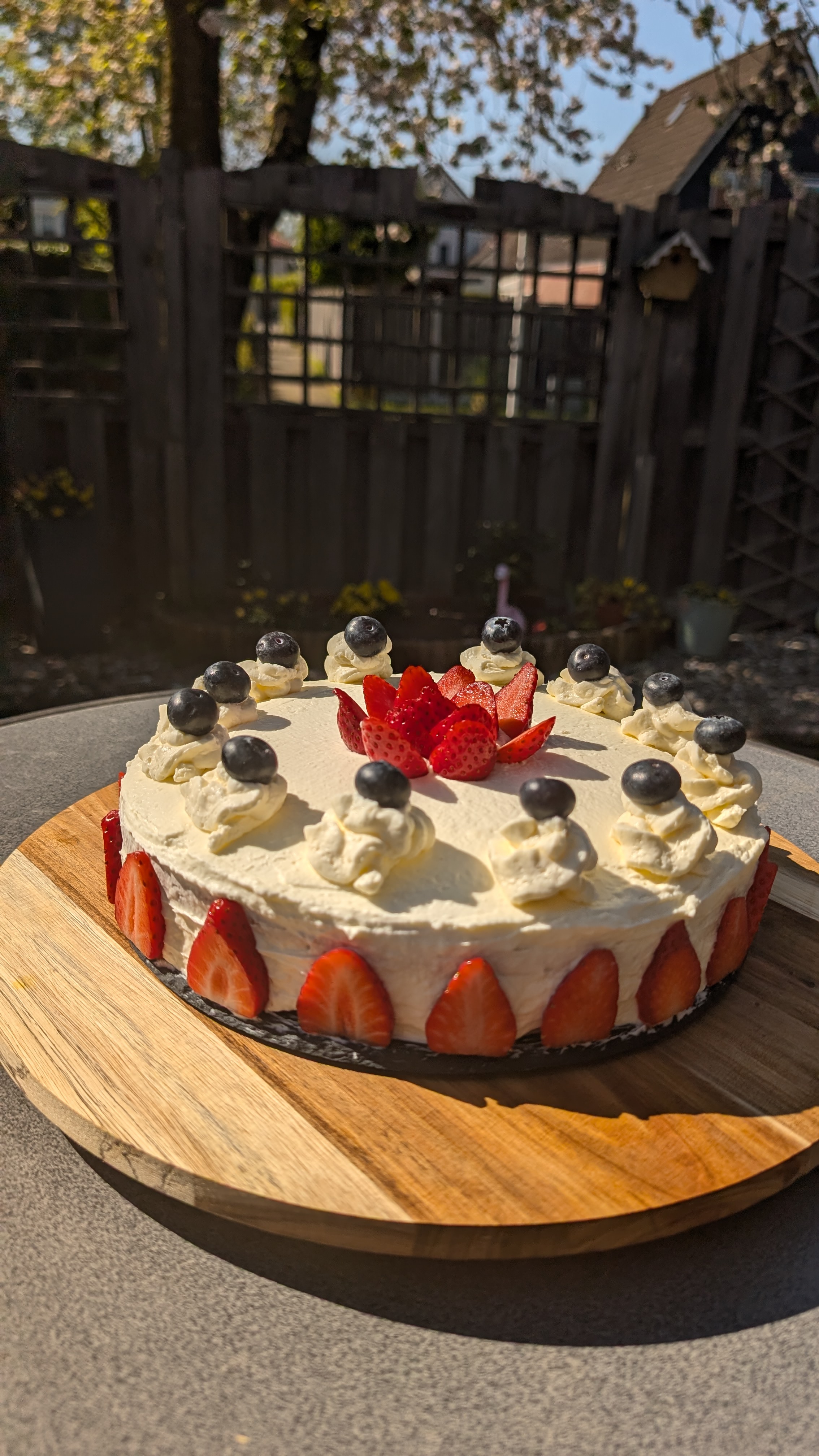 Taart met aardbeien en blauwe bessen