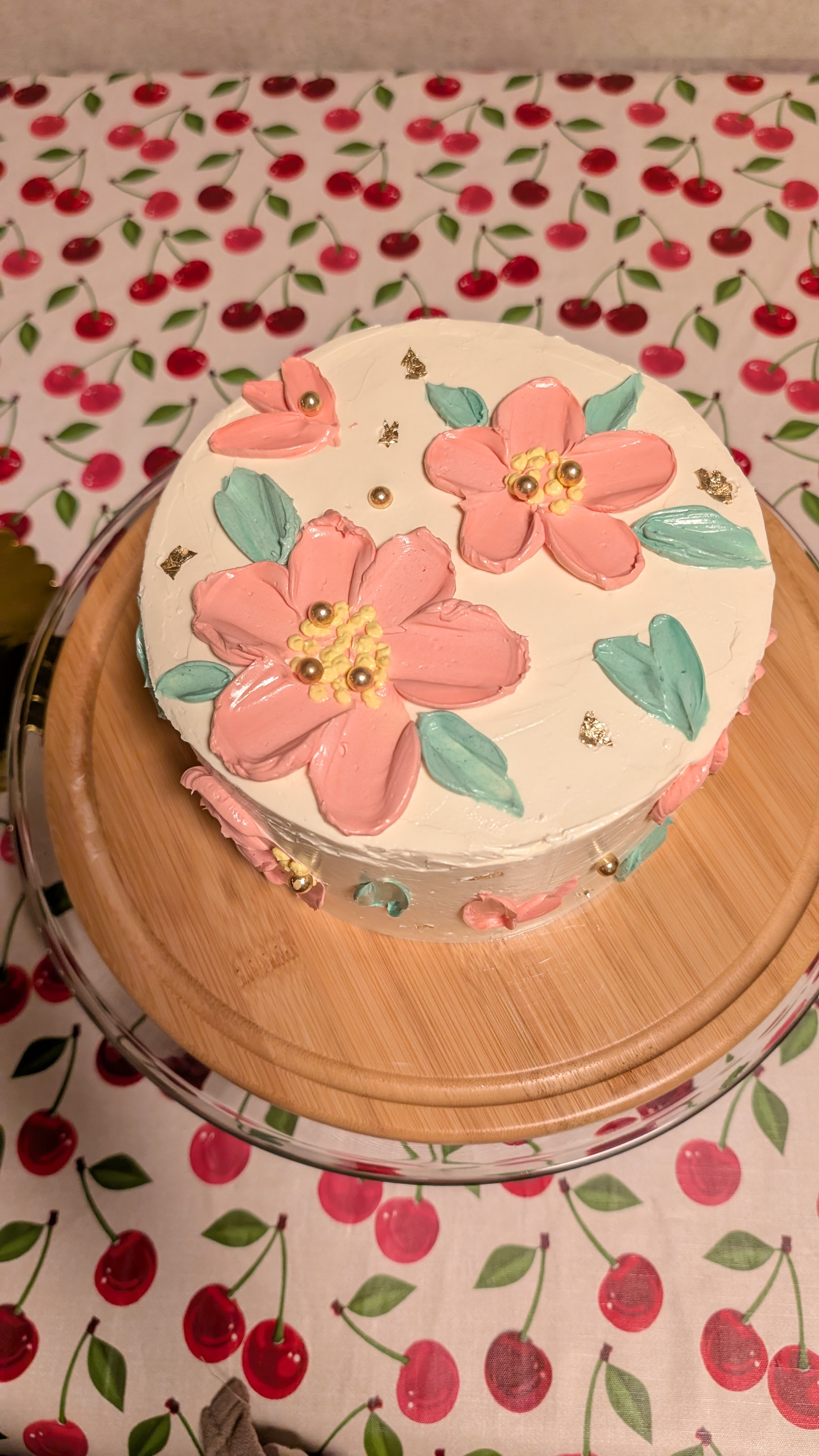 Taart met geschilderde bloemdecoratie
